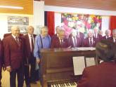 Der Männergesangsverein Concordia Forsbach e.V. sing Lieder mit dem Jubilar.