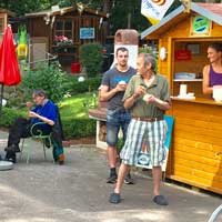 Der Andrang am Büdchen in unserem Garten ist groß: es gibt Eis!