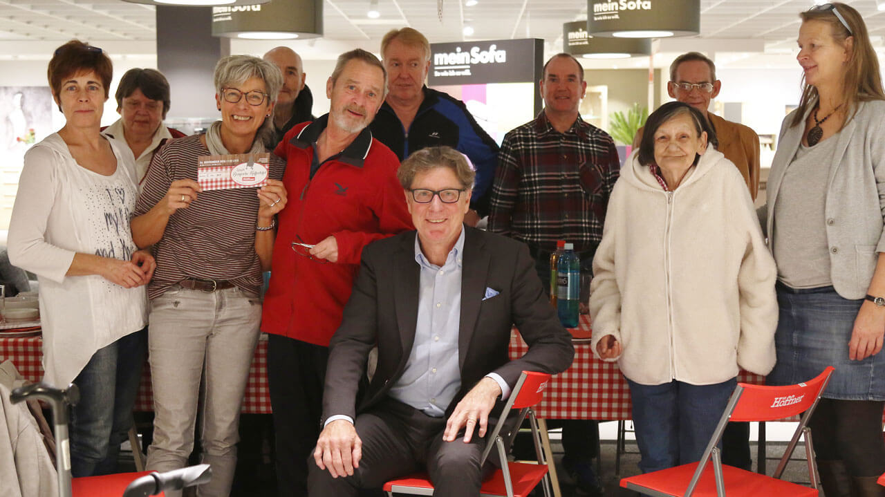 Längste Bergische Kaffeetafel bei Höffner Rösrath Haus