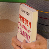 Das Buch von Sabine Bode "Frieden schließen mit Demenz" bei der Lesung im Haus Kleineichen
