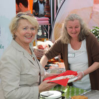 Besucher am Stand des Haus Kleineichen auf dem Straßenfest