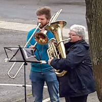 Musiker mit Posaune und Tuba